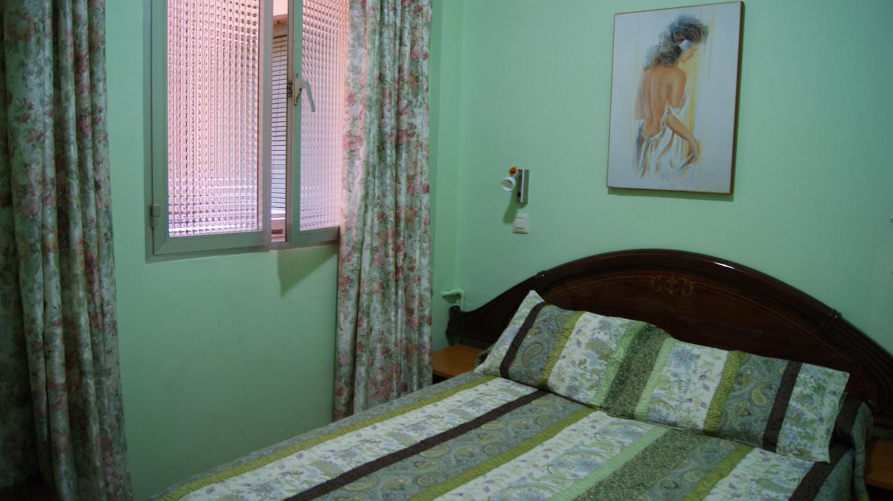 Far Home Plaza Mayor Madrid Pokoj fotografie